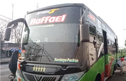 Bus Ijo jurusan Surabaya-Paciran di Terminal Osowilangun. (Sumber: Channel Youtube Masiza [Izaz Farras Swastana])