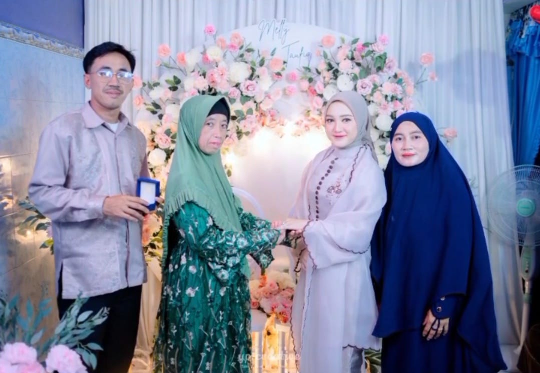 Ganjuran merupakan salah satu bentuk kearifan lokal di Lamongan di mana, pihak perempuan melamar laki-laki