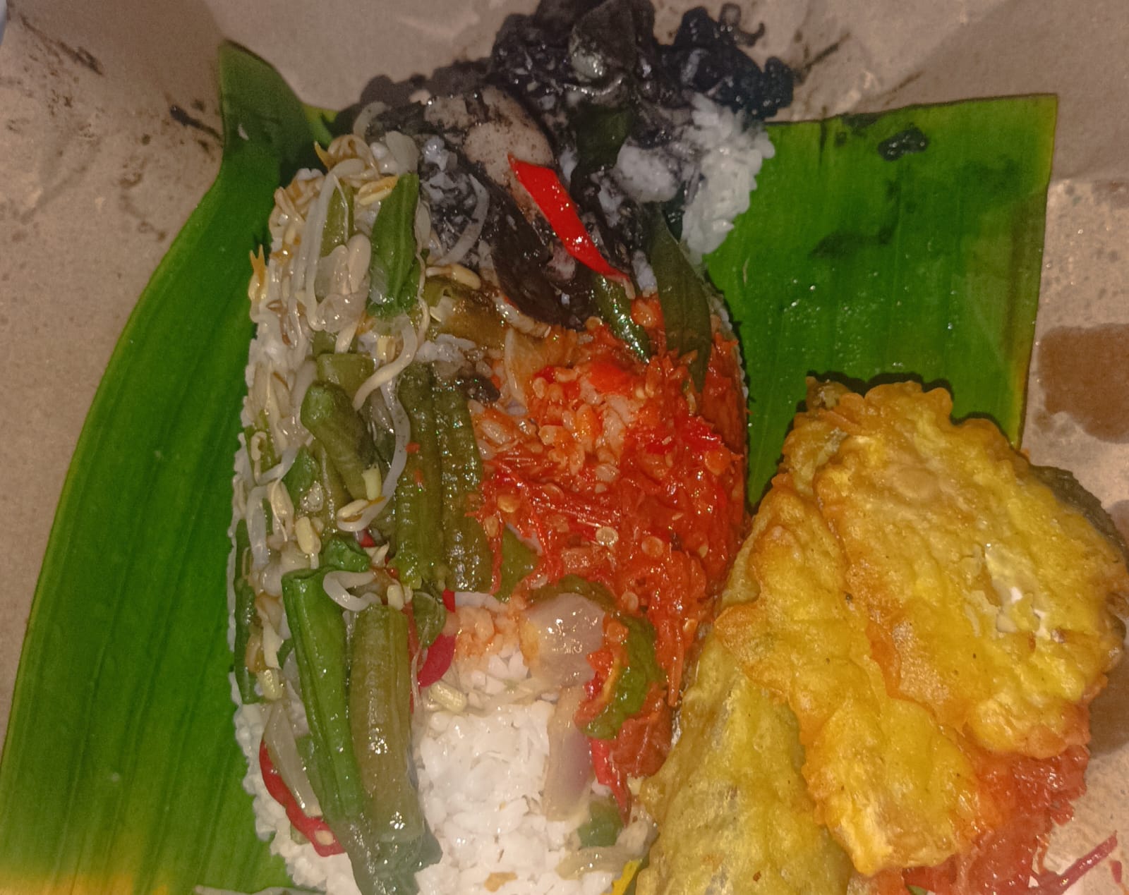 Meskipun nasi boran menjadi kuliner khas lamongan, tetapi warga pesisir kurang familiar dengan makanan ini dan mempunyai sejumlah kuliner yang biasa dijual di malam hari