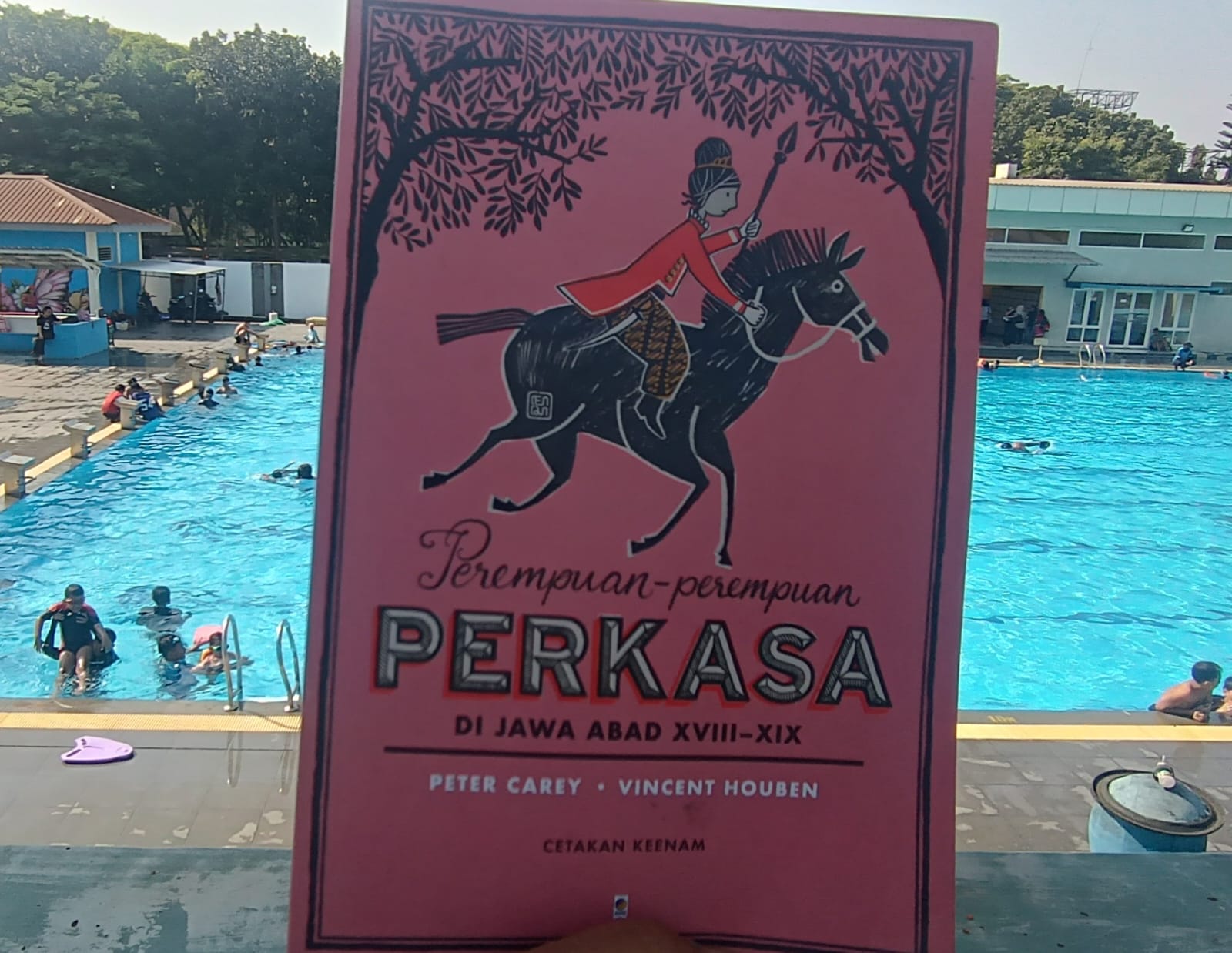 Buku Perempuan-perempuan Perkasa Di Tanah Jawa Abad XVIII-XIX tentang kiprah perempuan Jawa di lingkungan keraton di masa lampau